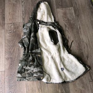 Camo vest with fleece lining inside